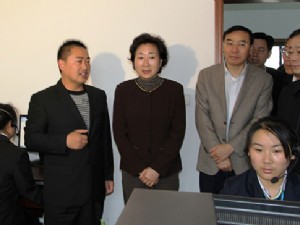 安徽省副省长花建慧一行参观大海家政呼叫中心